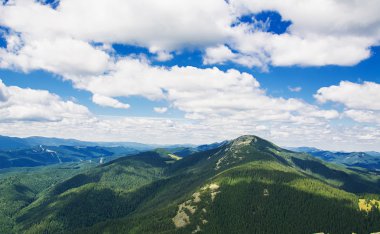 dağlarda yaz sabahı.