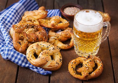 Bir kase ve bira tuzlu yumuşak pretzels