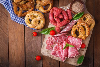 Simit ve ahşap masa üzerinde çeşitli sosis