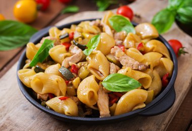 Et sebzeli makarna Gomiti Rigati