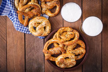 Bir kase ve bira tuzlu yumuşak pretzels