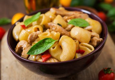 Et sebzeli makarna Gomiti Rigati