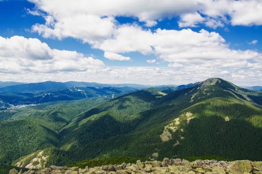 dağlarda yaz sabahı.