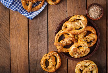 bir kase tuzlu yumuşak pretzels