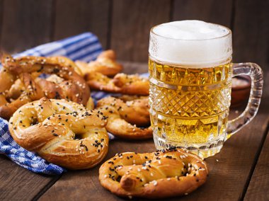 Bir kase ve bira tuzlu yumuşak pretzels