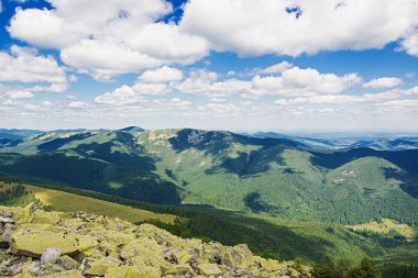 dağlarda yaz sabahı.