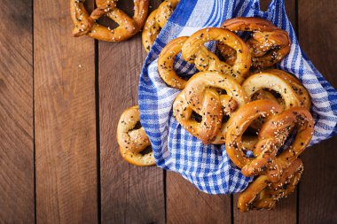 bir kase tuzlu yumuşak pretzels