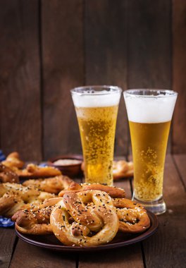 Bir kase ve bira tuzlu yumuşak pretzels