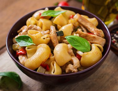 Et sebzeli makarna Gomiti Rigati