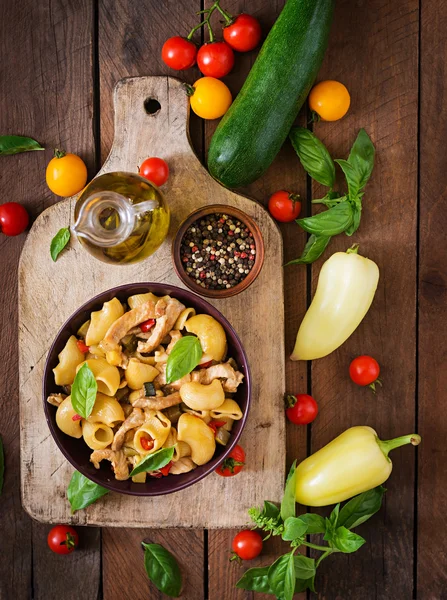 Pasta Gomiti Rigati con verdure di carne — Foto Stock