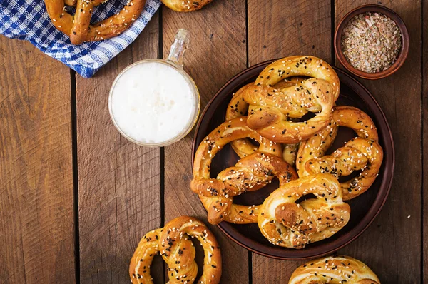 Bir kase ve bira tuzlu yumuşak pretzels