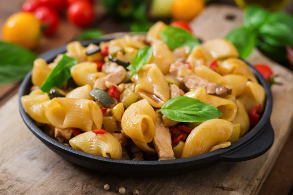 Massa Gomiti Rigati com legumes de carne — Fotografia de Stock