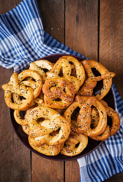 Oktoberfest salgado pretzels suaves em uma chapa — Fotografia de Stock