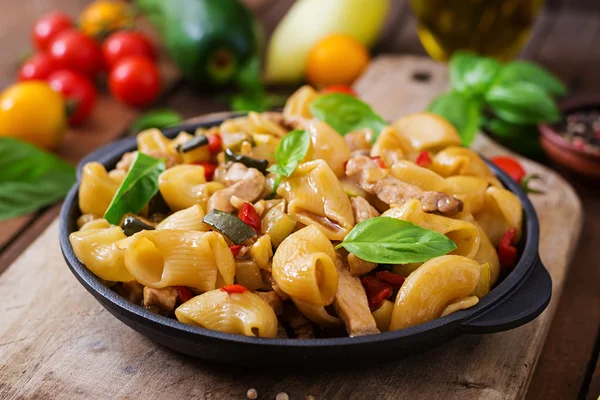 Et sebzeli makarna Gomiti Rigati