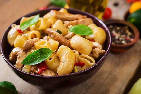 Et sebzeli makarna Gomiti Rigati