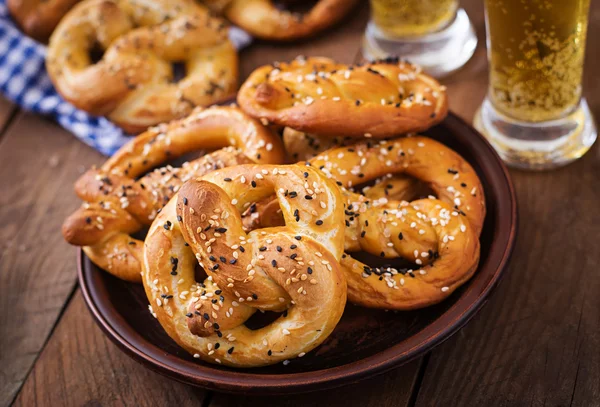 Salted soft pretzels in a bowl and beer — Stock Photo, Image