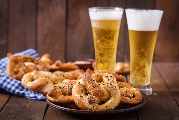 Salted soft pretzels in a bowl and beer — Stock Photo, Image