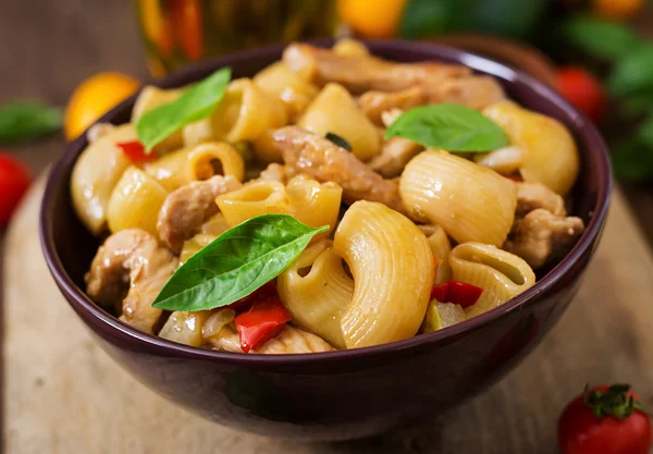 Et sebzeli makarna Gomiti Rigati