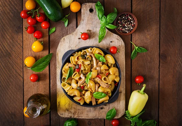 Pasta Gomiti Rigati met vlees groenten — Stockfoto