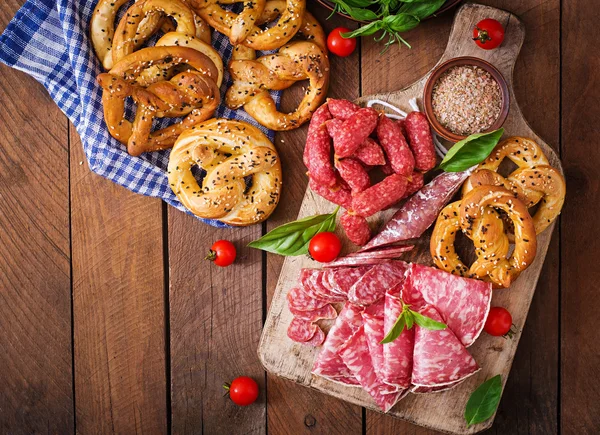 Simit ve ahşap masa üzerinde çeşitli sosis