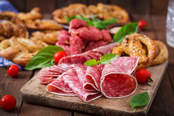 Simit ve ahşap masa üzerinde çeşitli sosis — Stok fotoğraf