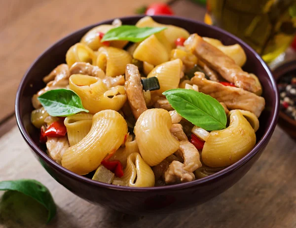 Et sebzeli makarna Gomiti Rigati