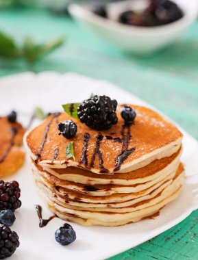 çilek ve çikolata ile Pancakes 