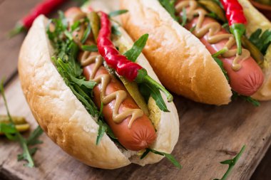 Sosisli sandviç kesme tahtası üzerinde