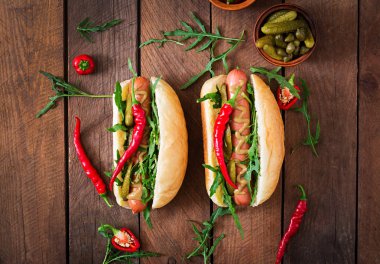 iki sosisli sandviç 