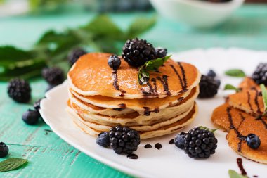 çilek ve çikolata ile Pancakes 