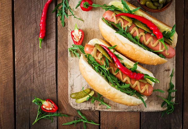 Hotdogs op snijplank — Stockfoto