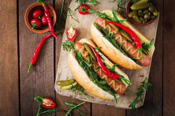 Perros calientes en la tabla de cortar — Foto de Stock