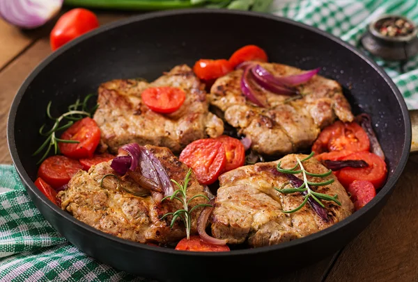 Bifes de porco com tomate — Fotografia de Stock