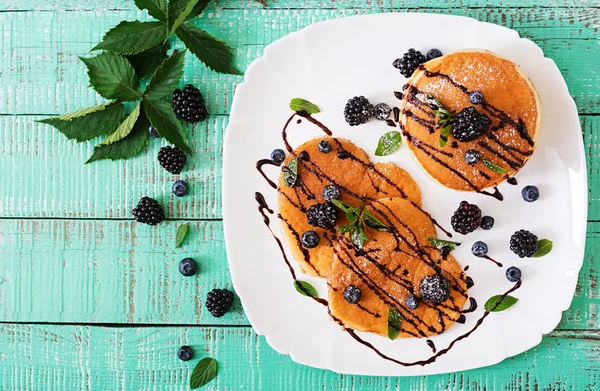 Pannkakor med bär och choklad — Stockfoto