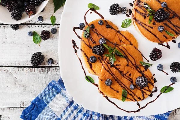 Pfannkuchen mit Beeren und Schokolade — Stockfoto