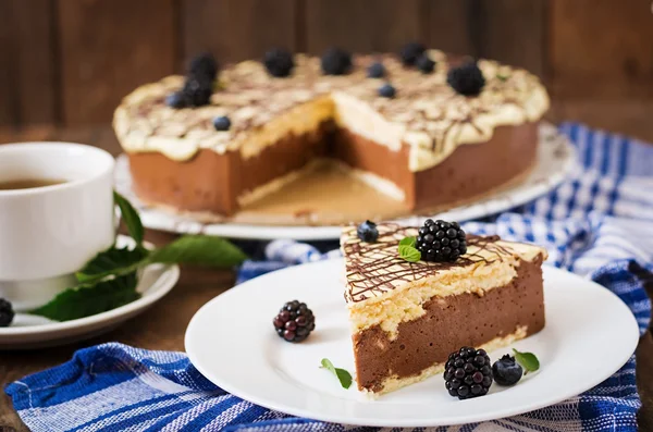 Pedazo de pastel de chocolate — Foto de Stock