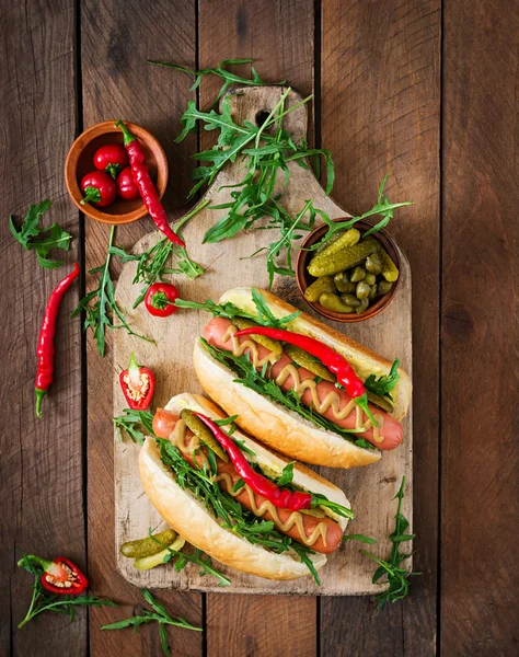 Hotdogs op snijplank — Stockfoto