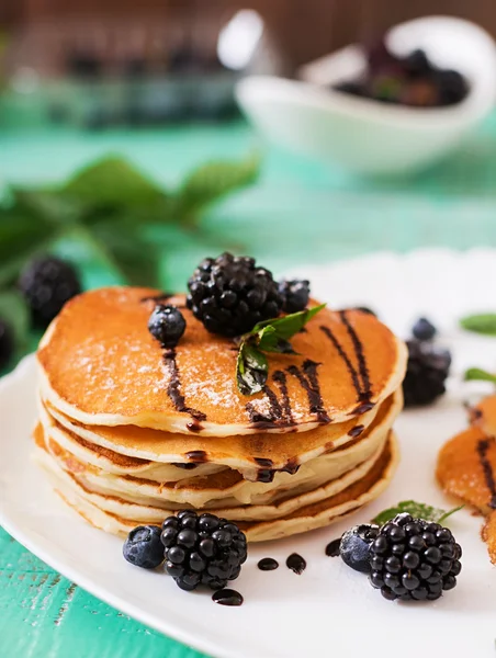 Çilek ve çikolata ile Pancakes — Stok fotoğraf