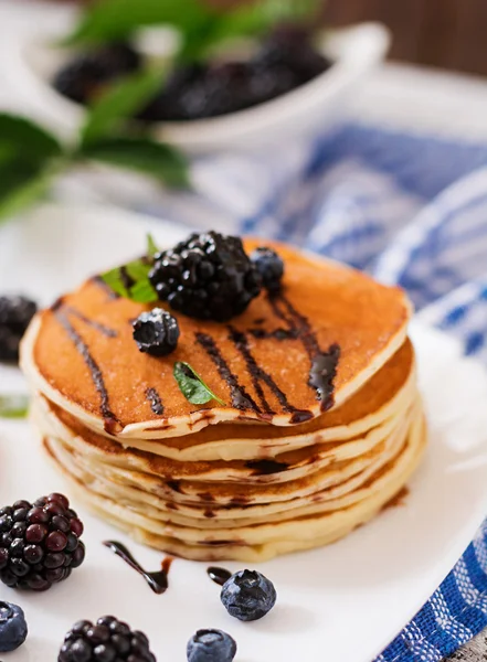 Pannkakor med björnbär och choklad — Stockfoto