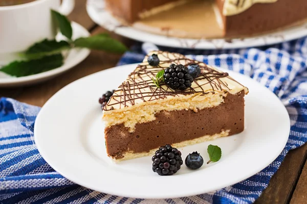 Pedazo de pastel de chocolate —  Fotos de Stock