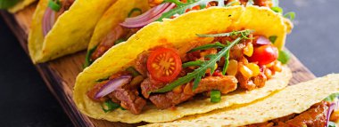 - Taco. Biftek, mısır ve salsa soslu Meksika tacoları. Meksika mutfağı. Pankart