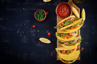 - Taco. Biftek, mısır ve salsa soslu Meksika tacoları. Meksika mutfağı. Üst görünüm, düz görünüm, kopyalama alanı.