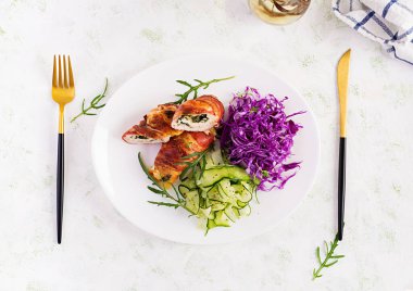 Ketogenik diyet. Tavuk etli yemek, domuz pastırması, lahana salatası, salatalık, roka. Detoks ve sağlıklı konsept. Keto yemeği. Yukarıdan, yukarıdan, dümdüz.