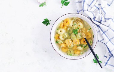 Tortellini çorbası, İtalyan geleneksel yemeği. İtalyan makarnası. Üst görünüm, düz görünüm, genel görünüm