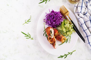 Ketogenik diyet. Tavuk etli yemek, domuz pastırması, lahana salatası, salatalık, roka. Detoks ve sağlıklı konsept. Keto yemeği. Yukarıdan, yukarıdan, dümdüz.