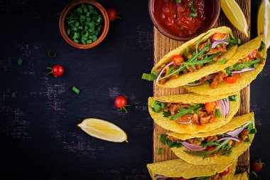 - Taco. Biftek, mısır ve salsa soslu Meksika tacoları. Meksika mutfağı. Üst görünüm, düz görünüm, kopyalama alanı.