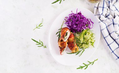 Ketogenik diyet. Tavuk etli yemek, domuz pastırması, lahana salatası, salatalık, roka. Detoks ve sağlıklı konsept. Keto yemeği. Yukarıdan, yukarıdan, dümdüz.