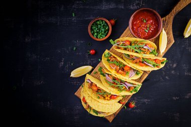 - Taco. Biftek, mısır ve salsa soslu Meksika tacoları. Meksika mutfağı. Üst görünüm, düz görünüm, kopyalama alanı.