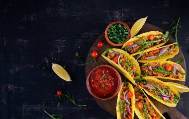- Taco. Biftek, mısır ve salsa soslu Meksika tacoları. Meksika mutfağı. Üst görünüm, düz görünüm, kopyalama alanı.