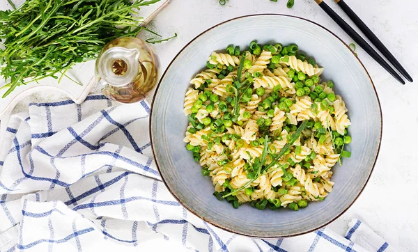Veganistische Salade Fusilli Pasta Met Groene Erwten Uien Italiaans Eten — Stockfoto
